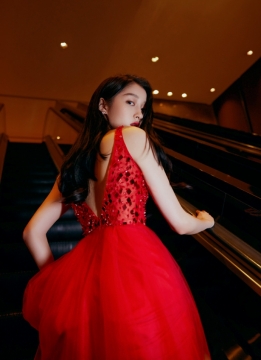 性感美女明星关晓彤一袭红裙妖娆写真