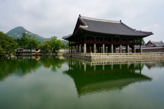 阴雨天绿树环绕湖中庭院建筑