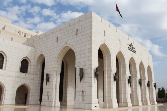 建筑摄影_蓝色天空下白色墙壁外观皇家歌剧院