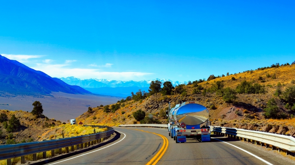 行驶在荒原的高速公路上的油罐车
