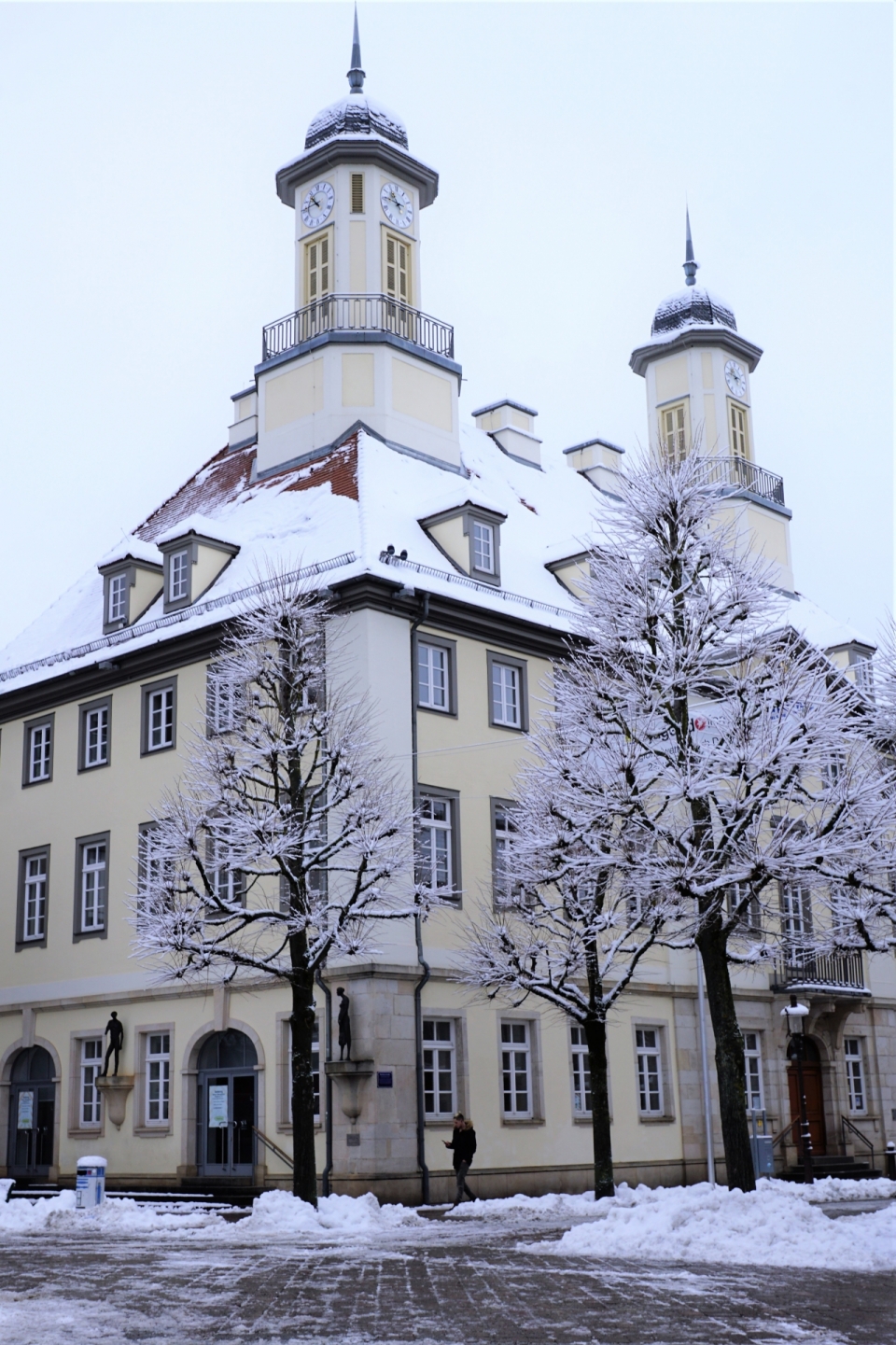 城市街道钟楼建筑冬天雪后白色屋顶