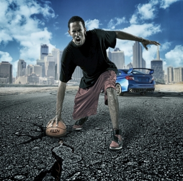 蓝天白云前将篮球压裂地面的黑人