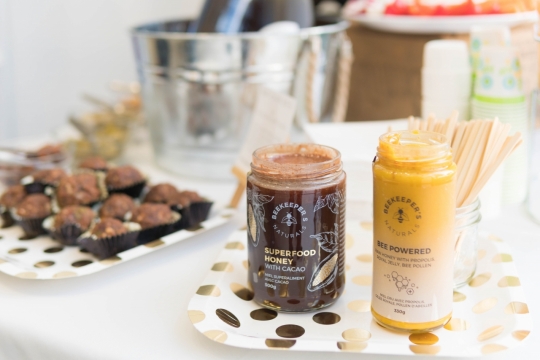 背景虚化桌上盘子里点心和蜂蜜美食