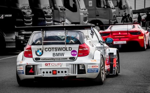 赛场上飞驰酷炫宝马赛车尾翼外观