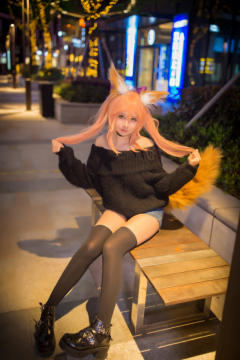 双马尾萝莉路边黑丝美腿特写