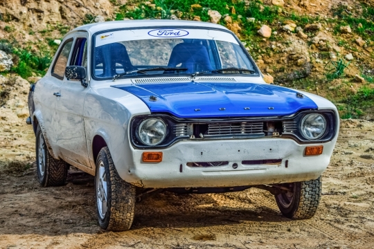 沙石土地上越野汽车外观展示