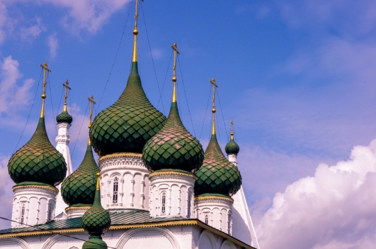 蓝色天空教堂建筑绿色屋顶