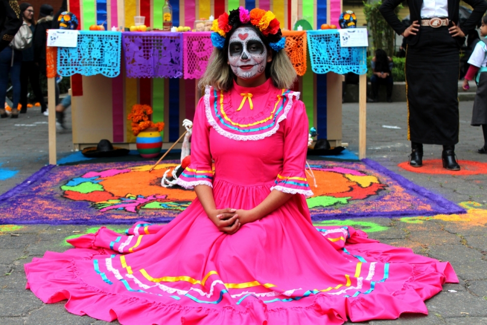 墨西哥城市街道亡灵节装扮的女性