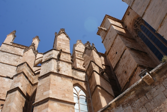 仰拍老旧建筑阳光照射墙面特写