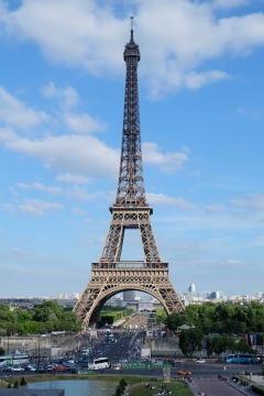 蓝色天空下竖立在城市街道中的埃菲尔铁塔