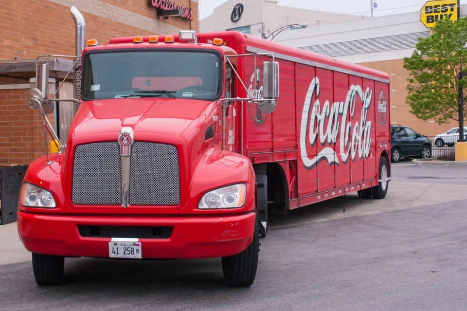 刚从工厂中出来的红色可口可乐货车摄影