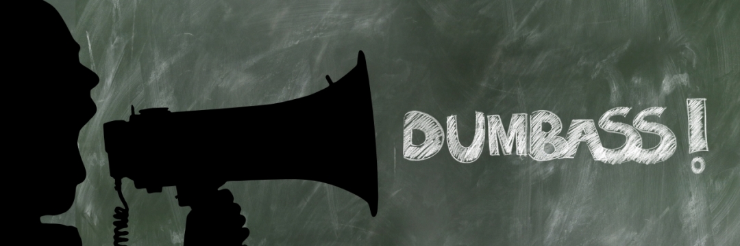 黑板背景拿着喇叭大喊啥子人像剪影