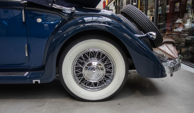 城市街道蓝色古典轿车车轮特写