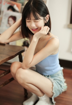 井川里予性感诱惑居家写真图片