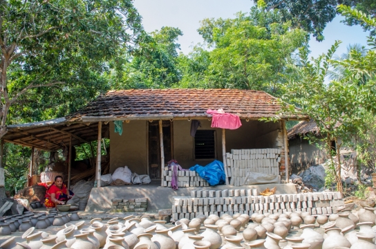 山林间房屋制作陶罐艺术品