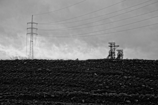 山坡上的高压电塔电线