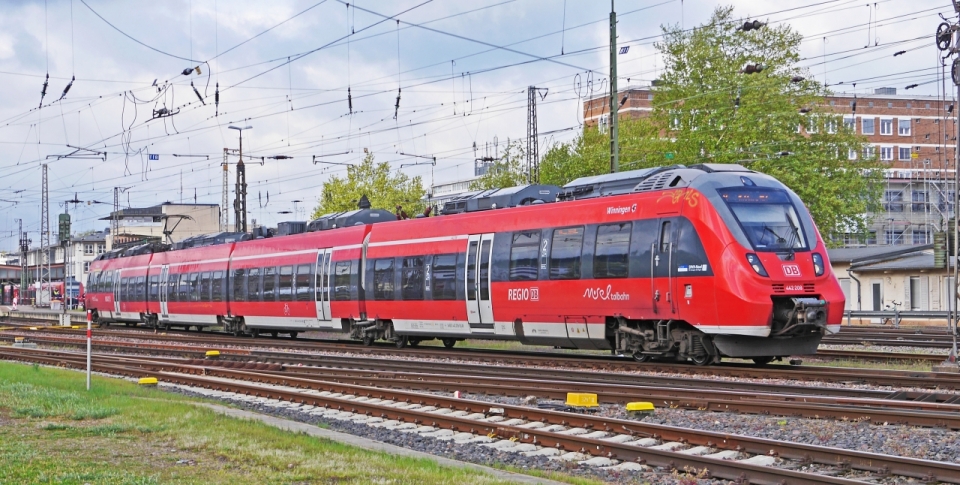 郊外城市铁路轨道行驶崭新红色火车