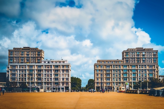 蓝天白云城市街道古老房屋建筑
