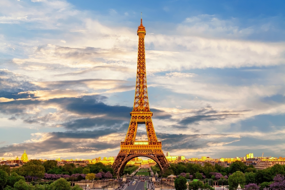 远眺巴黎埃菲尔铁塔金黄色光照美景