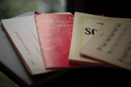 昏暗室内黑色桌面文艺音乐书本