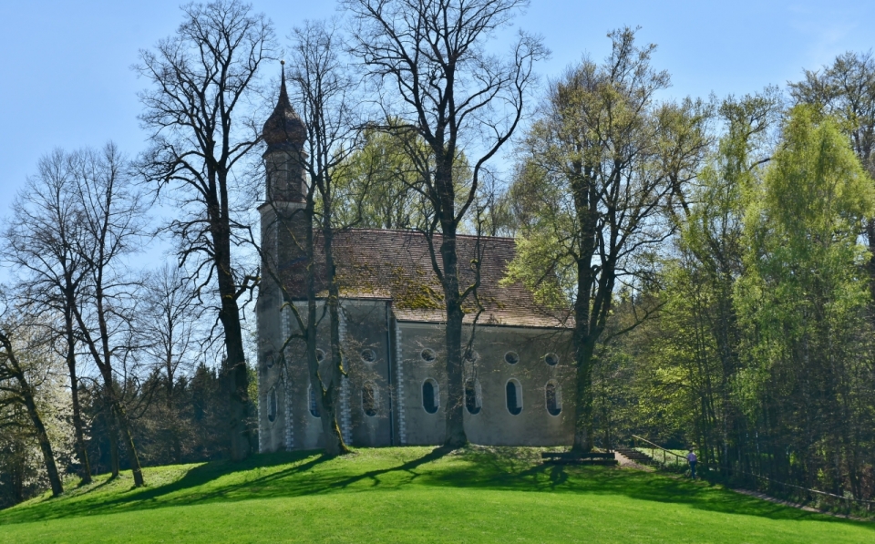 碧绿色草地树林包围教堂建筑房屋
