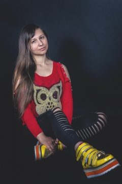 穿着嘻哈红衣长发少女特写