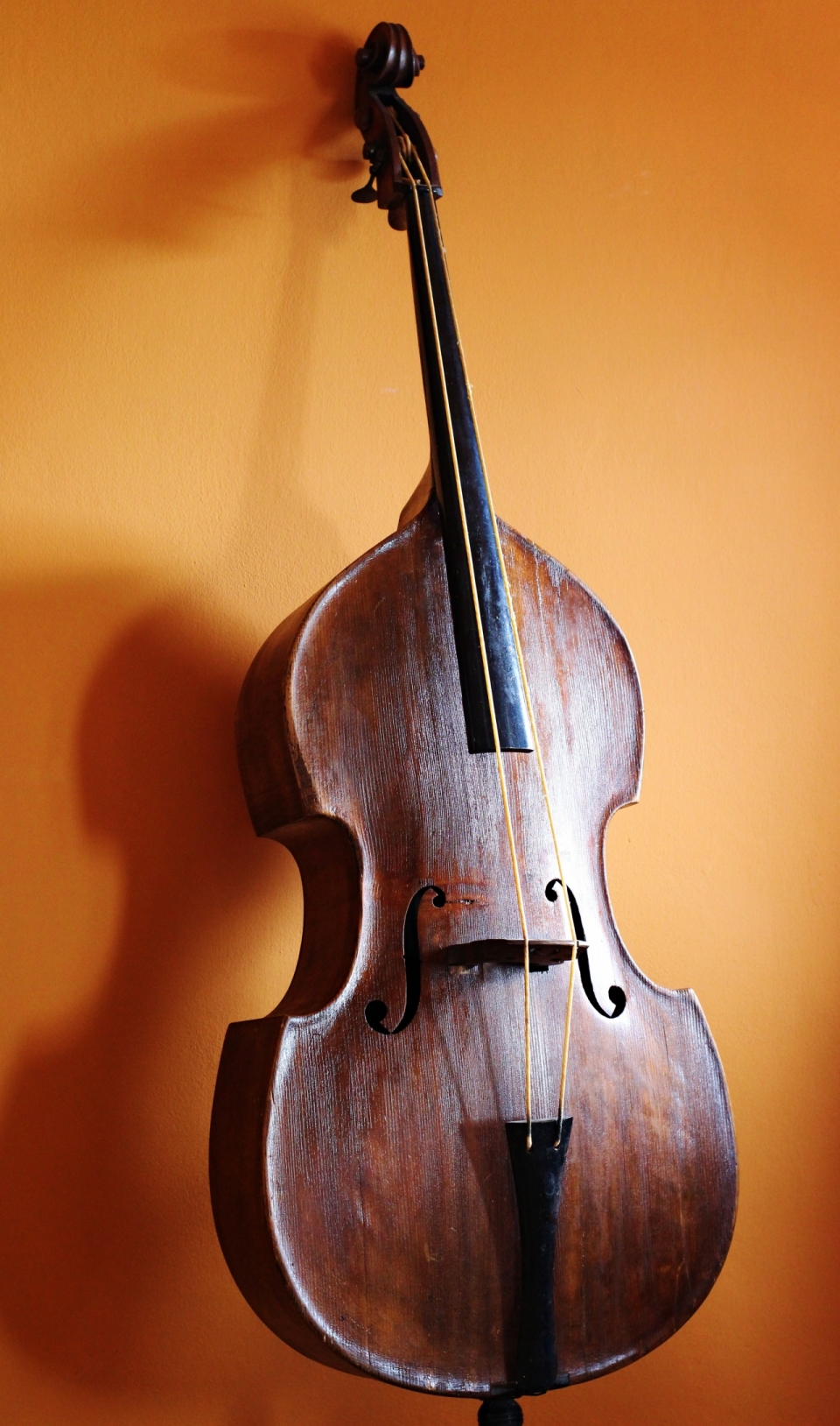 橙色墙壁背景木制古典小提琴乐器