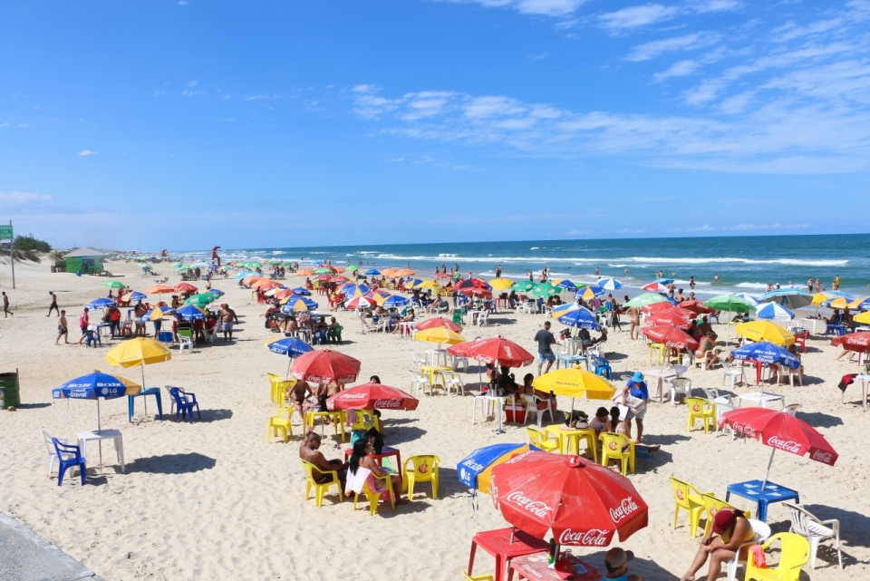 夏天阳光大海沙滩彩色伞桌子椅子