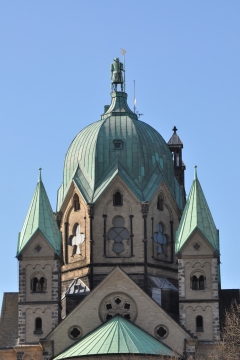 古老历史绿色圆顶教堂建筑