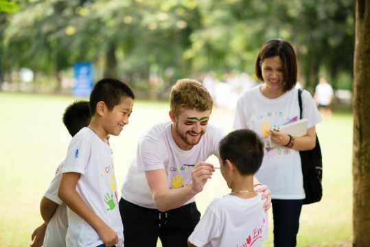 树荫草地开心玩耍的家人特写