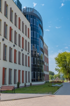 蓝天白云下蓝色玻璃大楼建筑风光