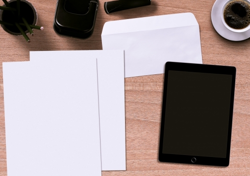 木制桌面平板电脑白色纸信封