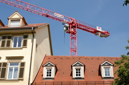 阳光蓝色天空城市街道建筑前起重机