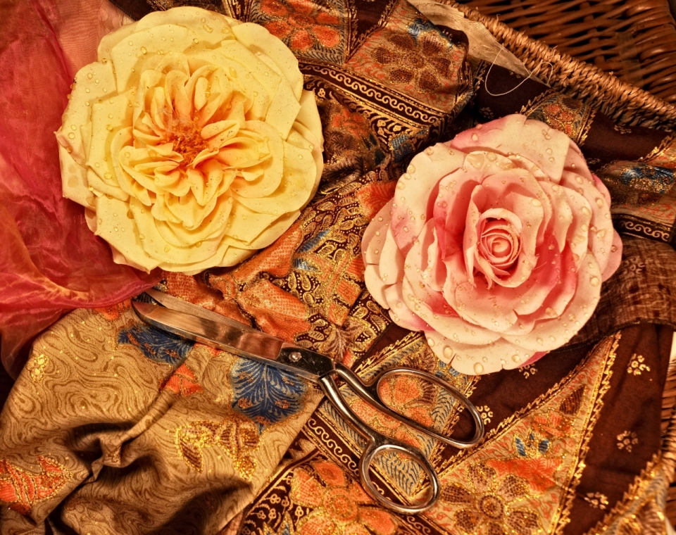 复古室内艺术布料上金属剪刀玫瑰花朵