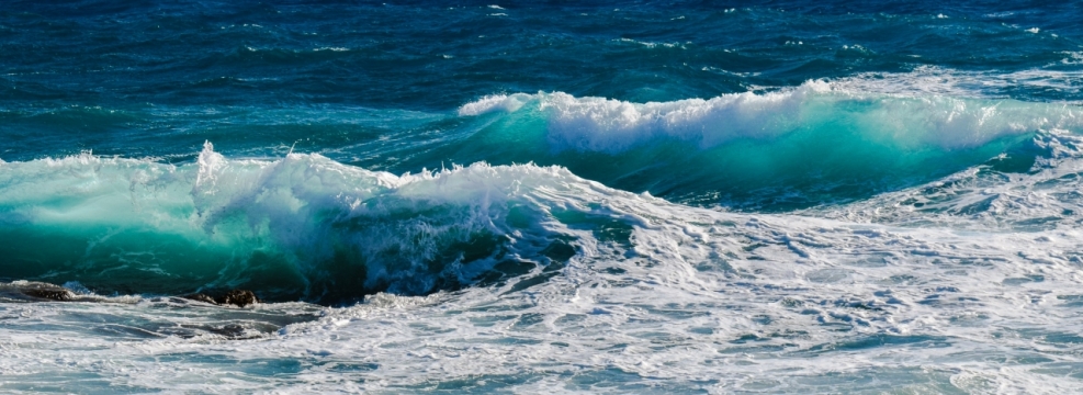 蔚蓝大海上翻涌的波浪