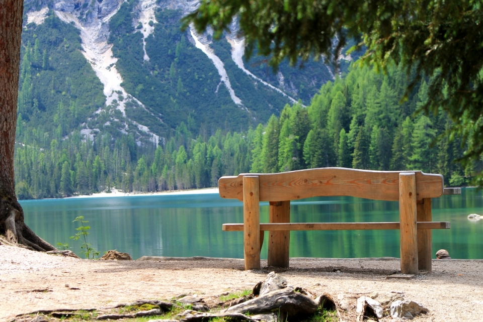 湖边木质座椅静物摄影
