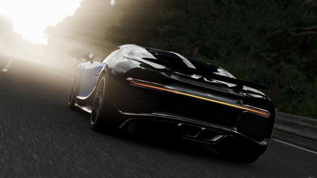 清晨山道中行驶的黑色跑车