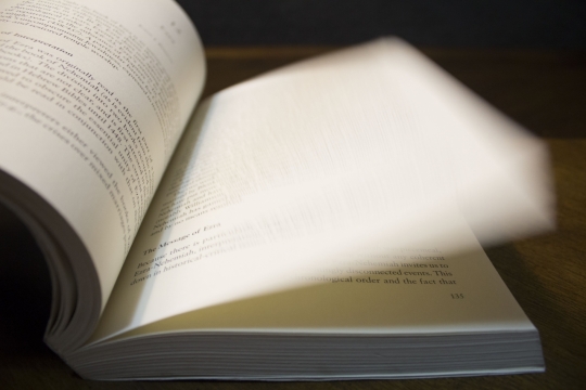 书桌上快速翻动书本高清特写