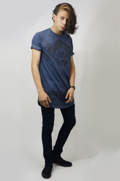 白色背景穿蓝色短袖扑克发型欧美男模摄影