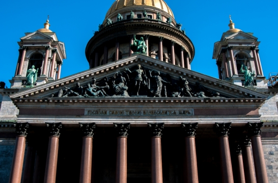 阳光蓝色天空圆顶古老教堂建筑