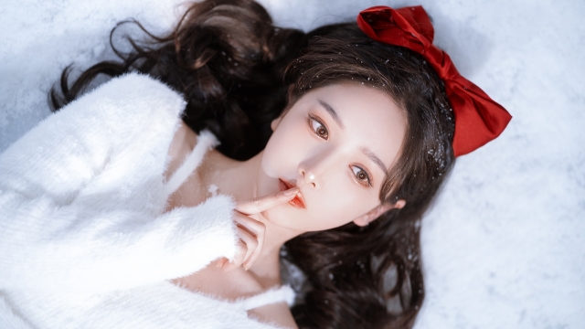 雪地的美女长发红色蝴蝶结高清壁纸