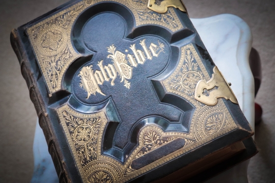 桌面上摆放厚实烫金书本静物