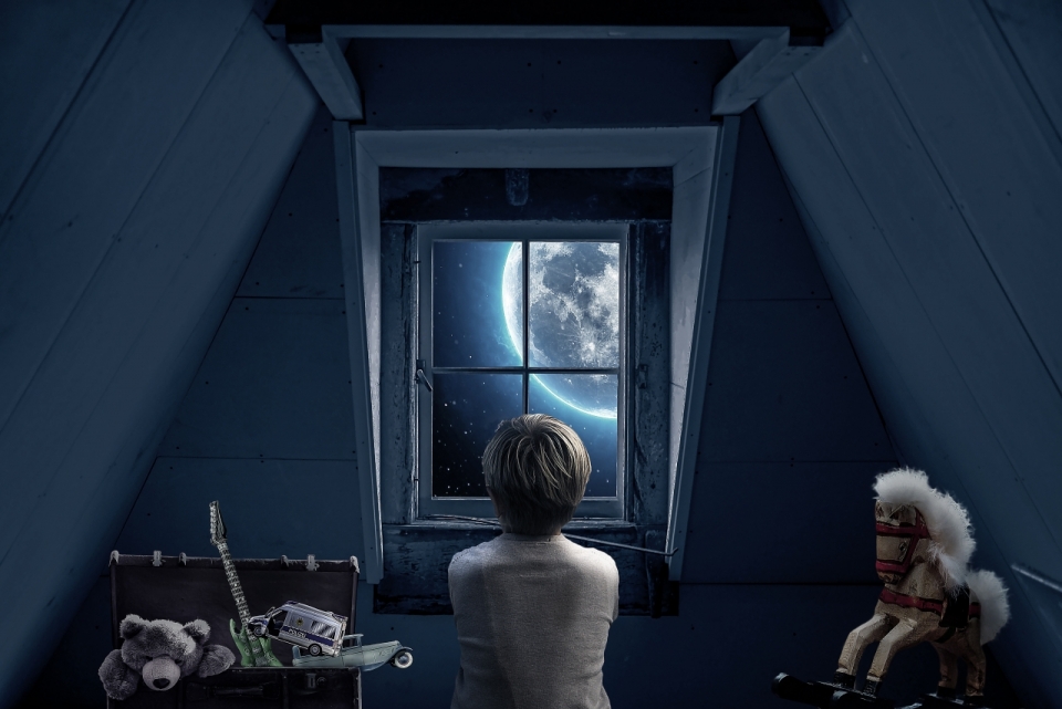 坐在阁楼上看窗外月亮的小男孩