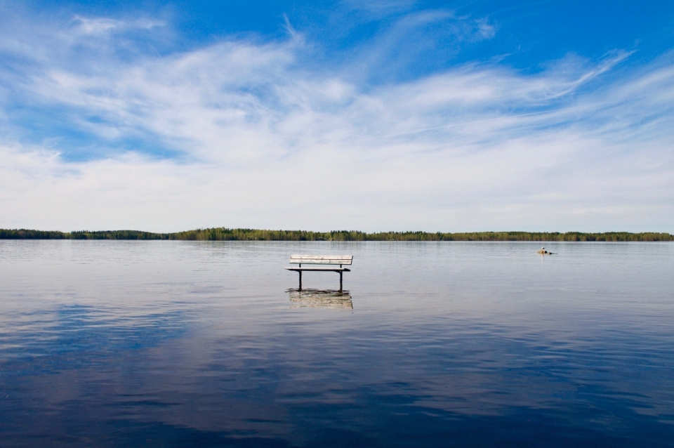 蓝色天空长椅倒映湖泊湖面高清图片下载_风光自然图片