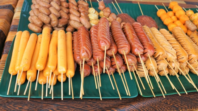 热闹市场上肉类美食诱人特写