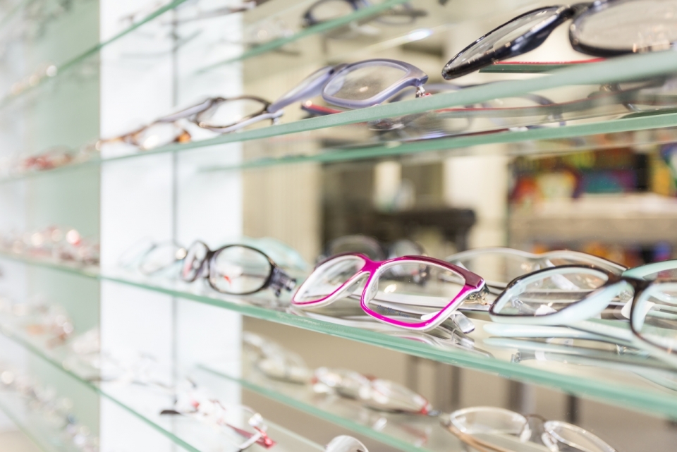 商场室内玻璃架子上彩色边框时尚眼镜