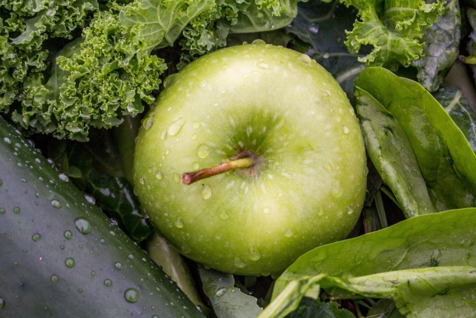 健康新鲜绿色叶片蔬菜间青色苹果