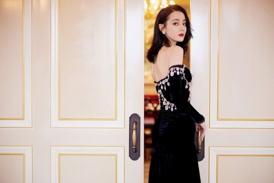 迪丽热巴露背性感撩人写真