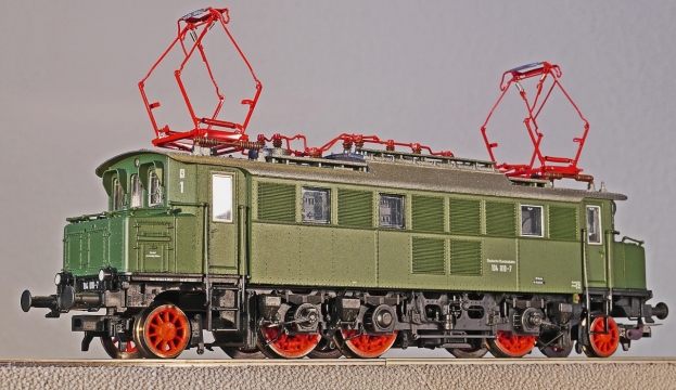 室内灰色墙壁绿色火车玩具模型