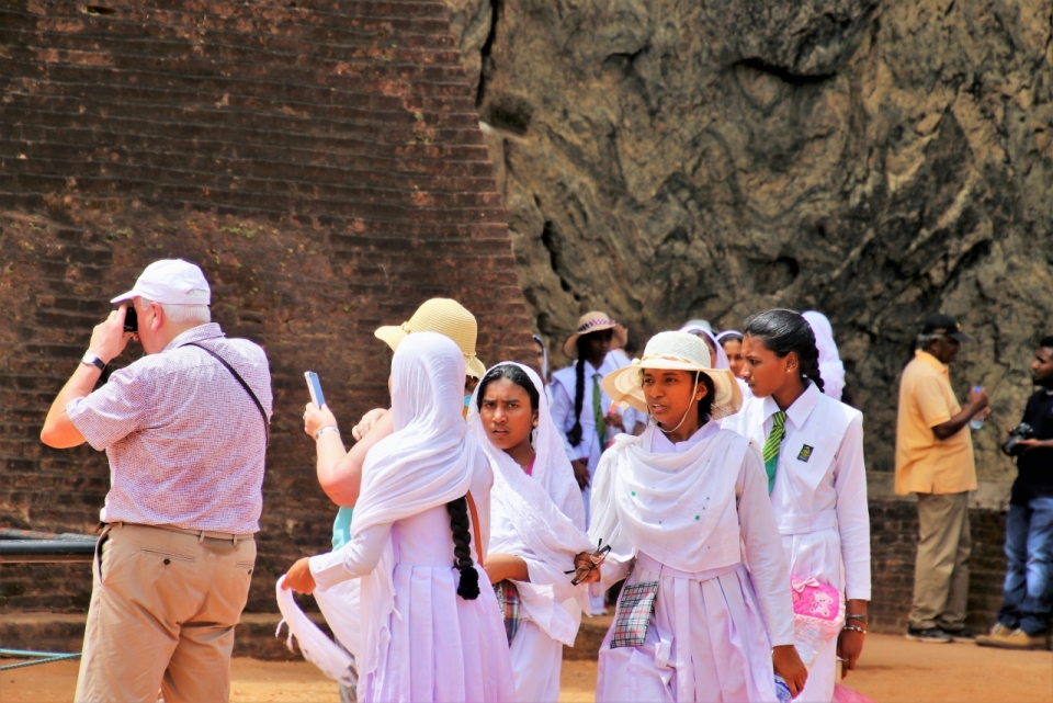 旅游景点自然岩石边印度女性游客